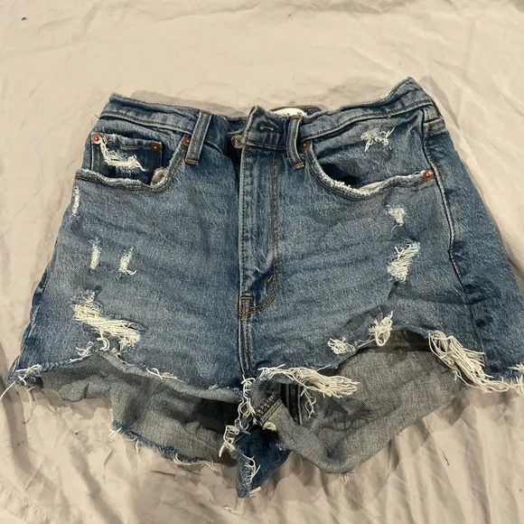 NEW!! Never worn. just washed once after trying on. Abercrombie mom shorts - Picture 3 of 5